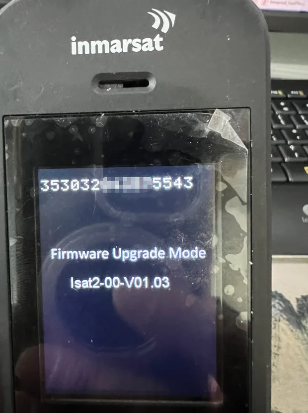 IsatPhone 2 升级前屏幕：显示 Firmware Upgrade Mode 与升级前固件版本号