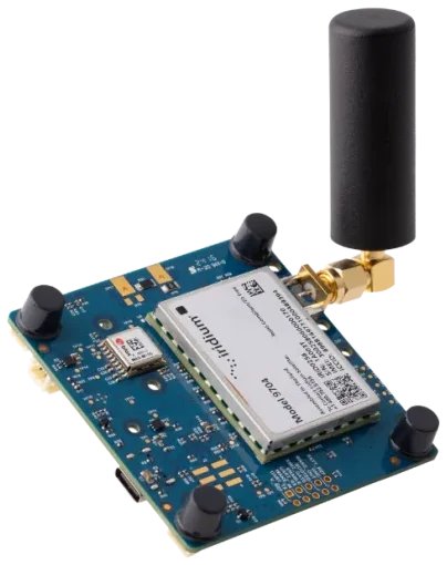 Iridium Certus 9704 开发套件里的 Launch Pad 开发板,斜视图,已装上螺旋天线