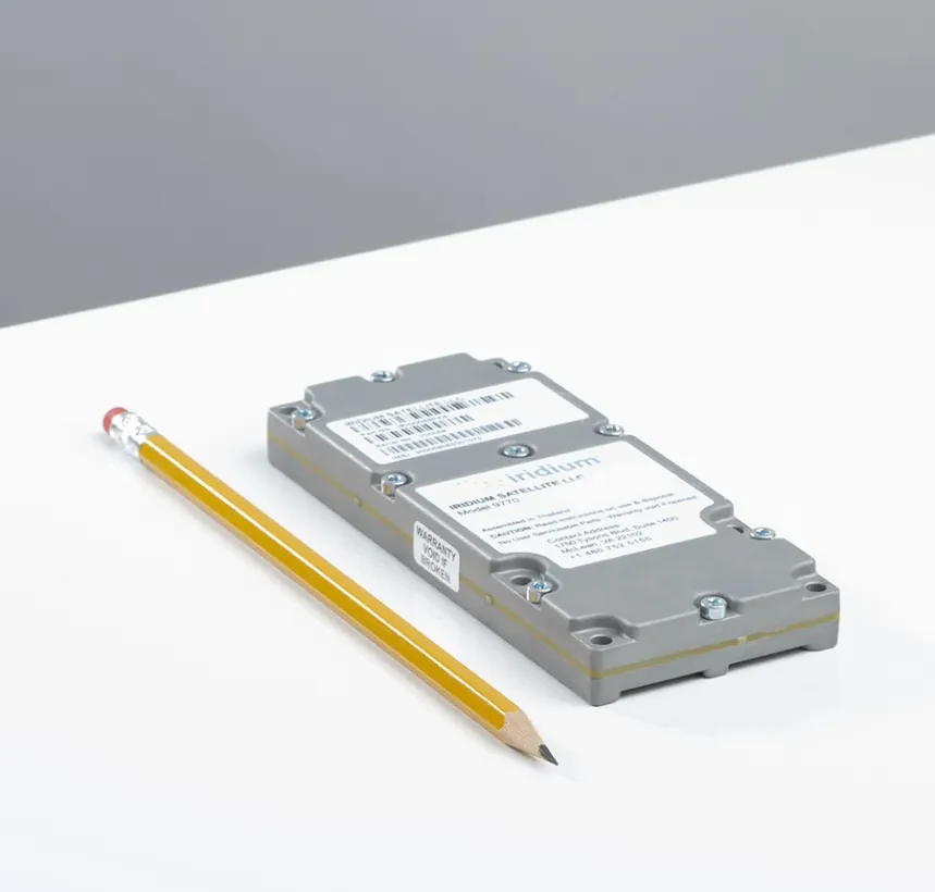 Iridium Certus 9770 模组本体,与铅笔同框做尺寸参照