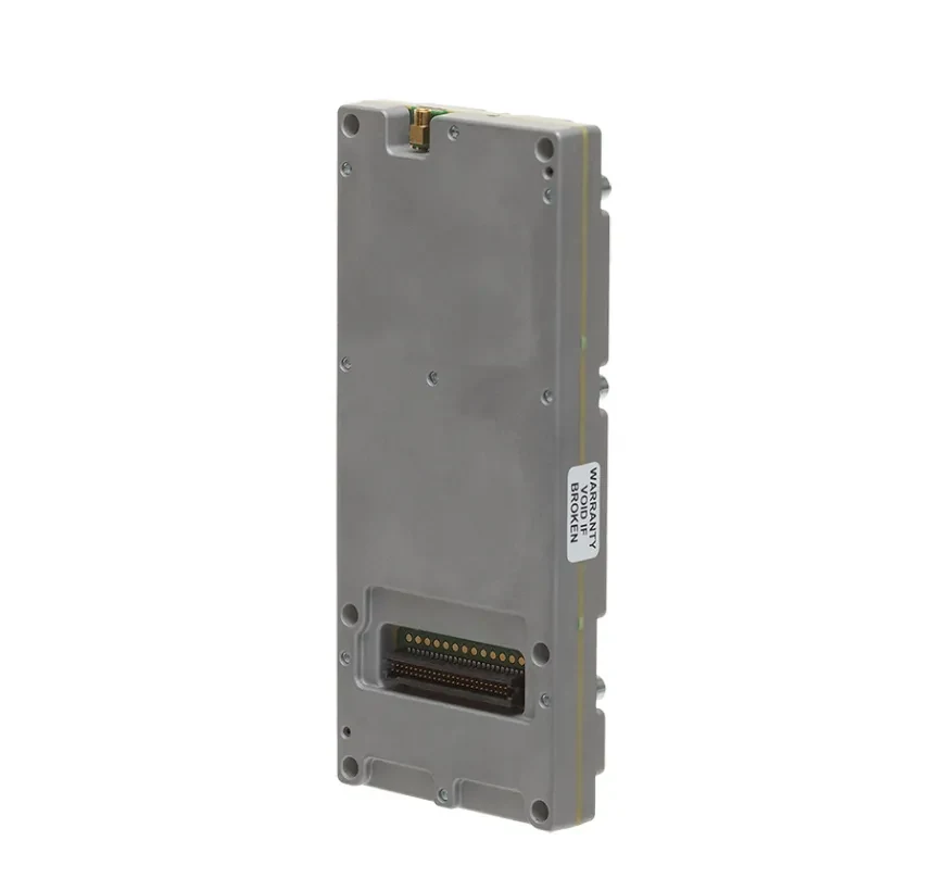 Iridium Certus 9770 模组的窄边视角,可见一端的板对板连接器
