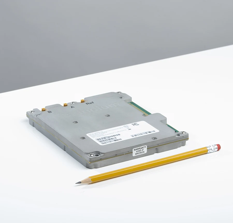 Iridium Certus 9810 与铅笔同框,可见模块实际大小