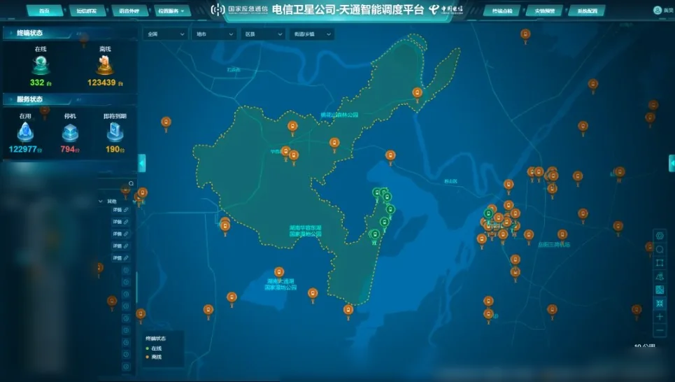 中国电信卫星公司天通智能调度平台界面:顶部为平台标题与功能菜单,左侧为统计概览与终端服务状态,中间为区域地图并叠加终端点位,右下角为比例尺